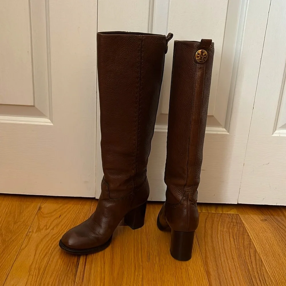 Tory Burch Brown Wyatt Stovepipe Pebbled Leather Gold Logo Tall boots Sz 6
